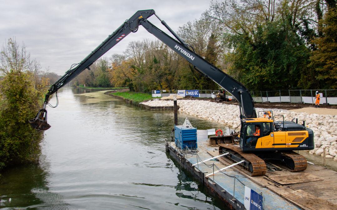 Aménagement des berges à Esbly : la performance d’une pelle chenille 30 tonnes à balancier long