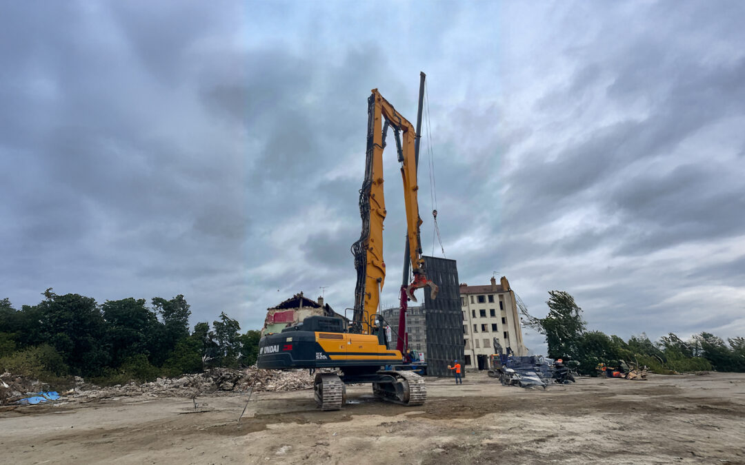 Photo de la semaine : une pelle 52T en action à Sartrouville